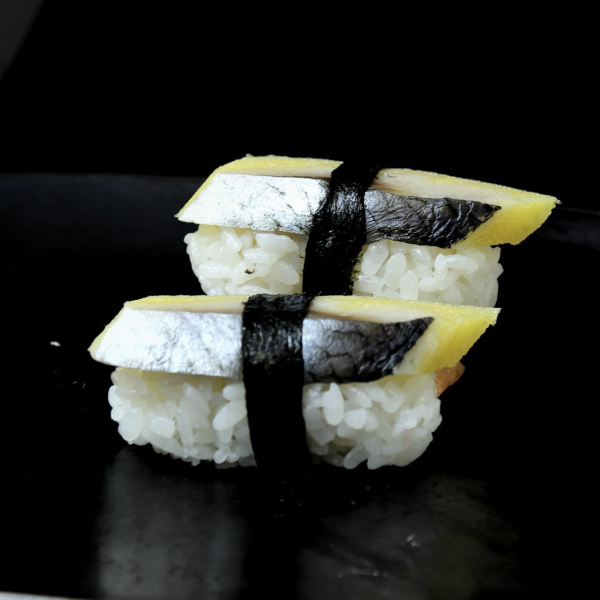 NIGIRI CÁ TRÍCH ÉP TRỨNG